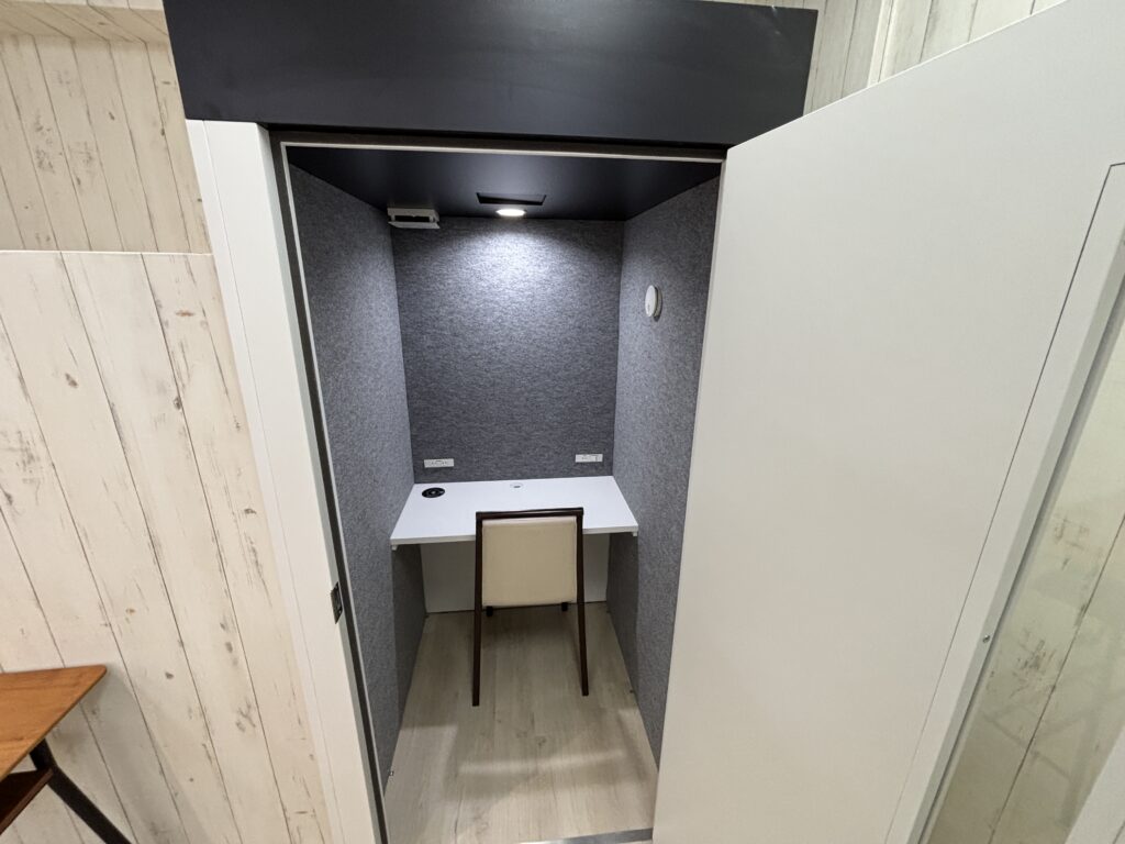 勉強カフェ大阪京橋コムズガーデン前｜自習室より勉強カフェ個室ブース